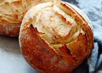 Dá pra fazer pão sem fermento em 10 minutos e fica incrível