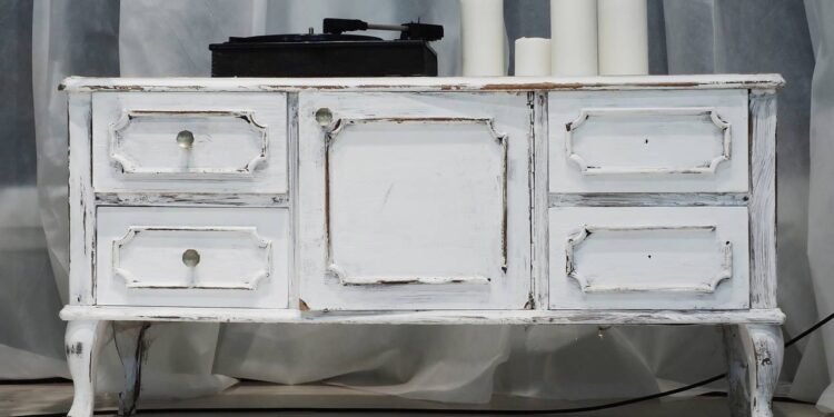 Restaurando o móvel de família - Créditos: depositphotos.com / jjjj.444@mail.ru