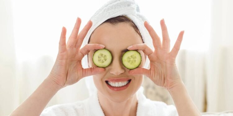 Quase sempre vemos mulheres com rodelas de pepino sobre os olhos - Créditos: depositphotos.com / AllaSerebrina