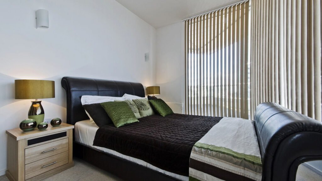 Como acertar na escolha entre cortinas e persianas para sua casa