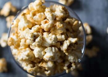 Receita irresistível de pipoca doce caseira com ingredientes simples