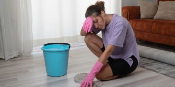 Como limpar pisos encardidos e recuperar o brilho perdido