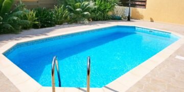 As árvores ideais que trazem o toque tropical para sua casa sem sujar ou estragar a piscina