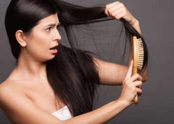 Queda de cabelo intensa pode ser sinal de alerta segundo especialistas