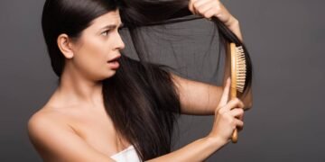 Queda de cabelo intensa pode ser sinal de alerta segundo especialistas