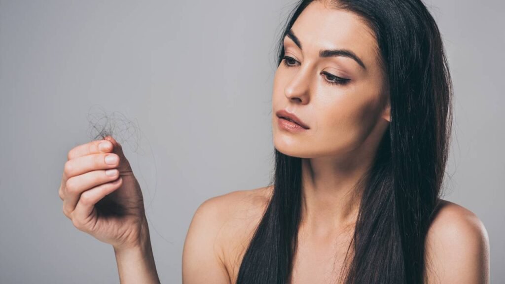 Queda de cabelo intensa pode ser sinal de alerta segundo especialistas
