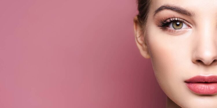 Use o rímel corretamente - Truques para ter um olhar mais bonito e volumoso - Créditos: depositphotos.com / gpointstudio