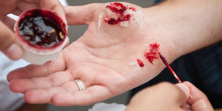 Transforme sua fantasia com sangue falso e surpreenda na festa - Créditos: depositphotos.com / microgen