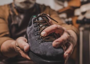 Você está limpando seus sapatos de camurça errado e este truque vai te salvar