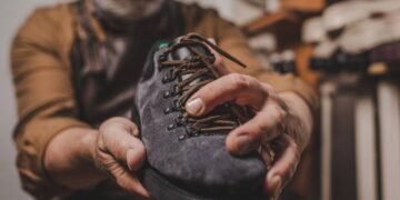 Você está limpando seus sapatos de camurça errado e este truque vai te salvar