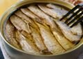 Médico alerta sobre os riscos e benefícios da sardinha em lata