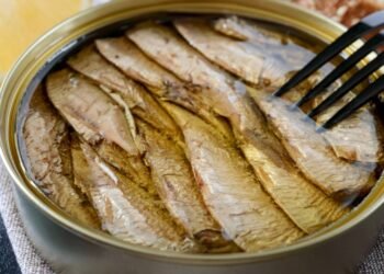 Médico alerta sobre os riscos e benefícios da sardinha em lata