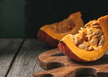 Os melhores alimentos para eliminar retenção de líquidos e desinchar rápido