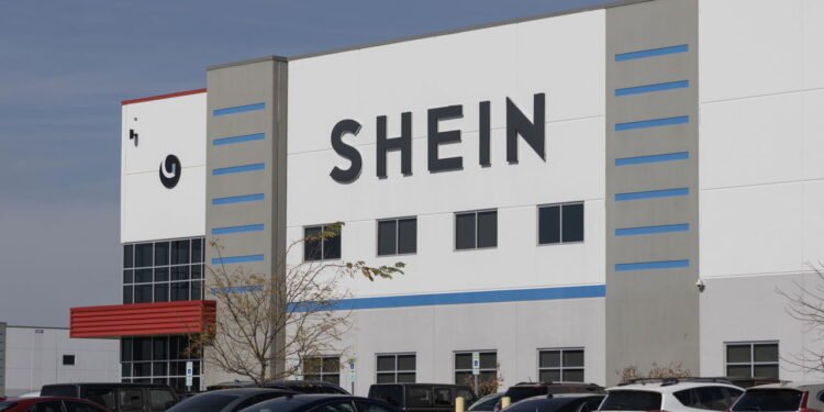 Shein investe na primeira loja física - Créditos: depositphotos.com / jetcityimage2