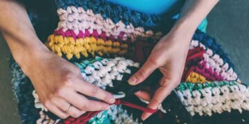 Aprenda a fazer um tapete de crochê redondo firme e bonito