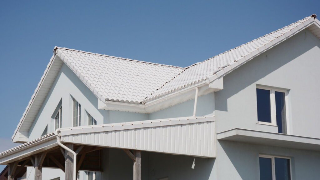 Pintar o telhado de branco é solução simples contra calor e altos gastos de energia