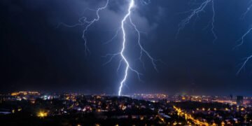 Moradora desliga os eletrônicos e evita prejuízo com a tempestade