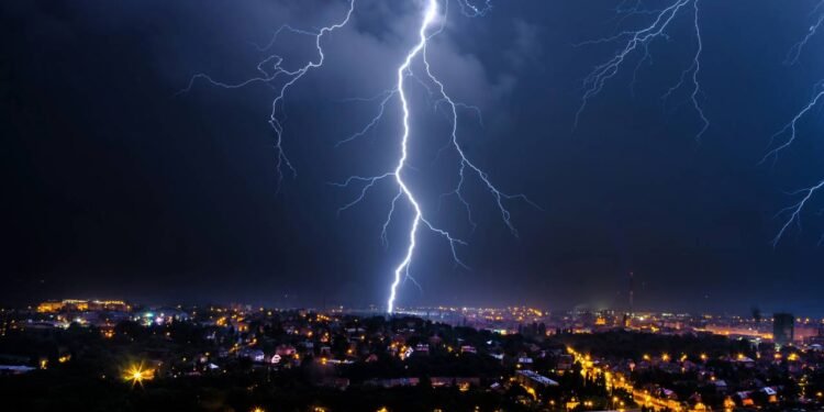 Moradora desliga os eletrônicos e evita prejuízo com a tempestade