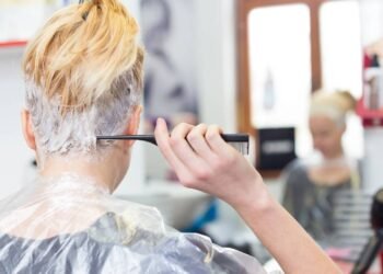 Aprenda a pintar o cabelo em casa e deixar com resultado de salão