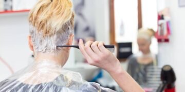 Aprenda a pintar o cabelo em casa e deixar com resultado de salão