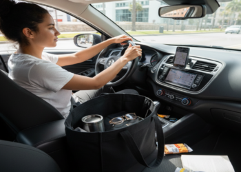 Mulheres são alertadas sobre dirigir com bolsa e objetos soltos dentro do carro