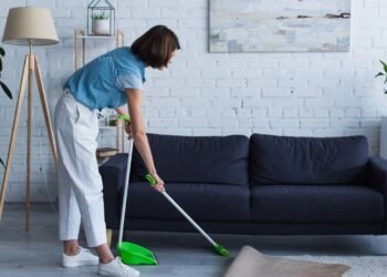 Especialistas revelam o risco de varrer a casa após as 21h