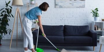 Especialistas revelam o risco de varrer a casa após as 21h