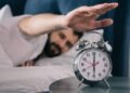 O que significa acordar antes do alarme tocar, segundo especialistas