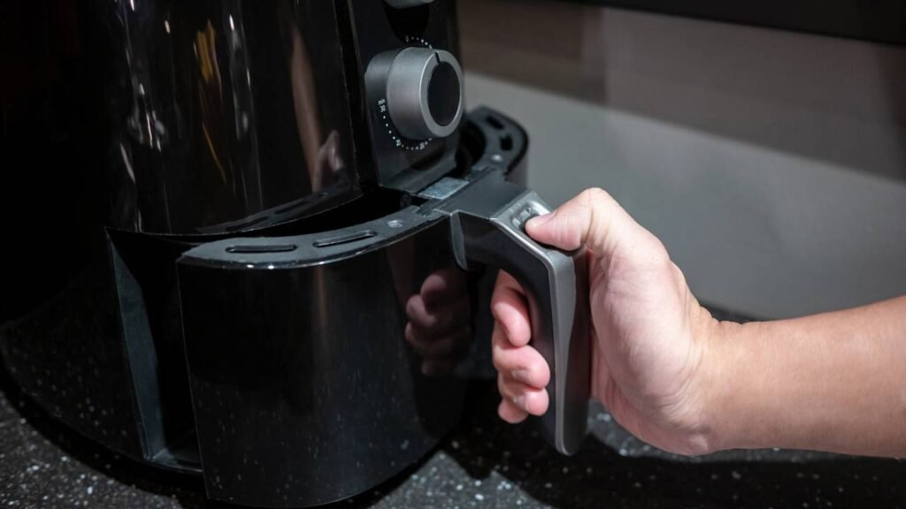 Sua airfryer deixou tudo com gosto de queimado? O erro pode estar em um hábito diário