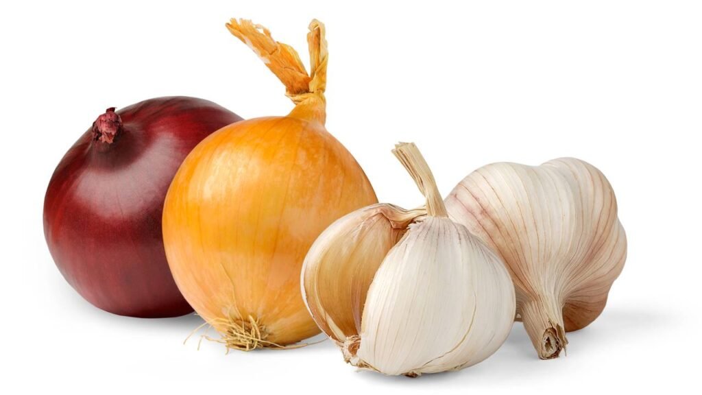 Chefs explicam como guardar alho e cebola do jeito certo e economizar mais