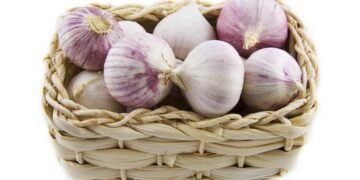 Chefs explicam como guardar alho e cebola do jeito certo e economizar mais