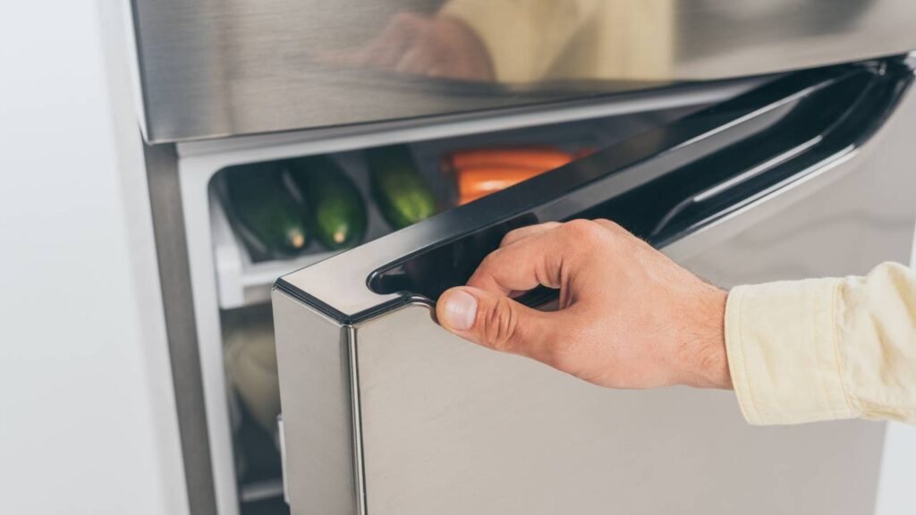 Saiba o que fazer com os alimentos da geladeira quando falta energia