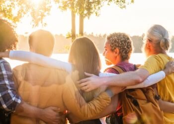 Psicóloga revela os cinco tipos de amigos que você precisa na sua vida