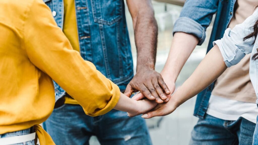 Psicóloga revela os cinco tipos de amigos que você precisa na sua vida