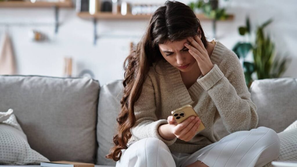 O que significa andar com a cabeça baixa, segundo a psicologia