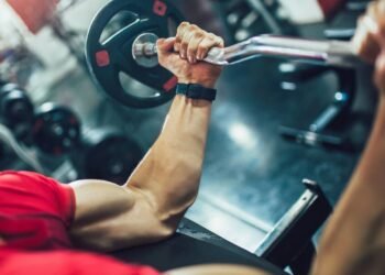 Os melhores exercícios para fortalecer os braços depois dos 50