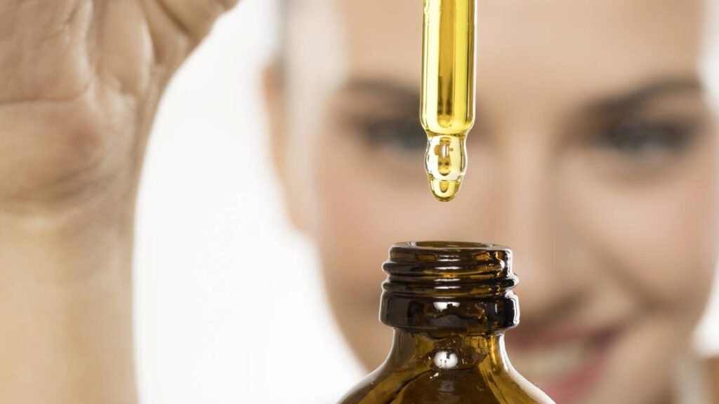 Esse óleo natural ajuda a alisar o cabelo de forma natural e sem necessidade de químicos