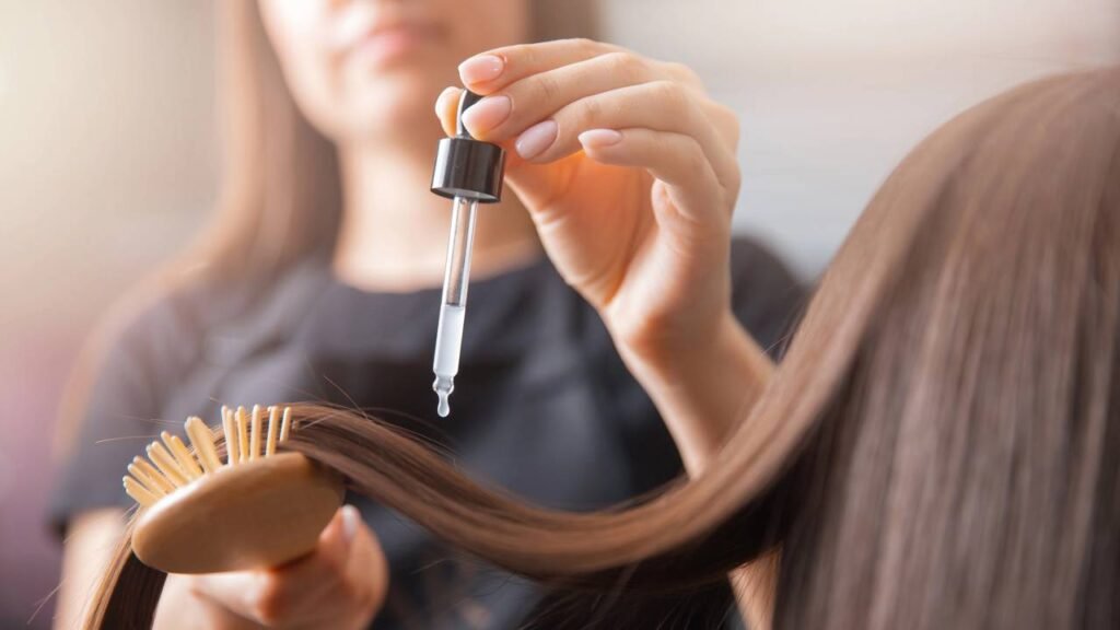 Esse óleo natural ajuda a alisar o cabelo de forma natural e sem necessidade de químicos