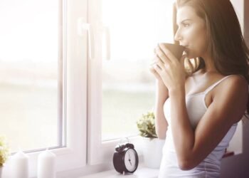 A bebida antienvelhecimento natural que revitaliza o corpo em poucos minutos