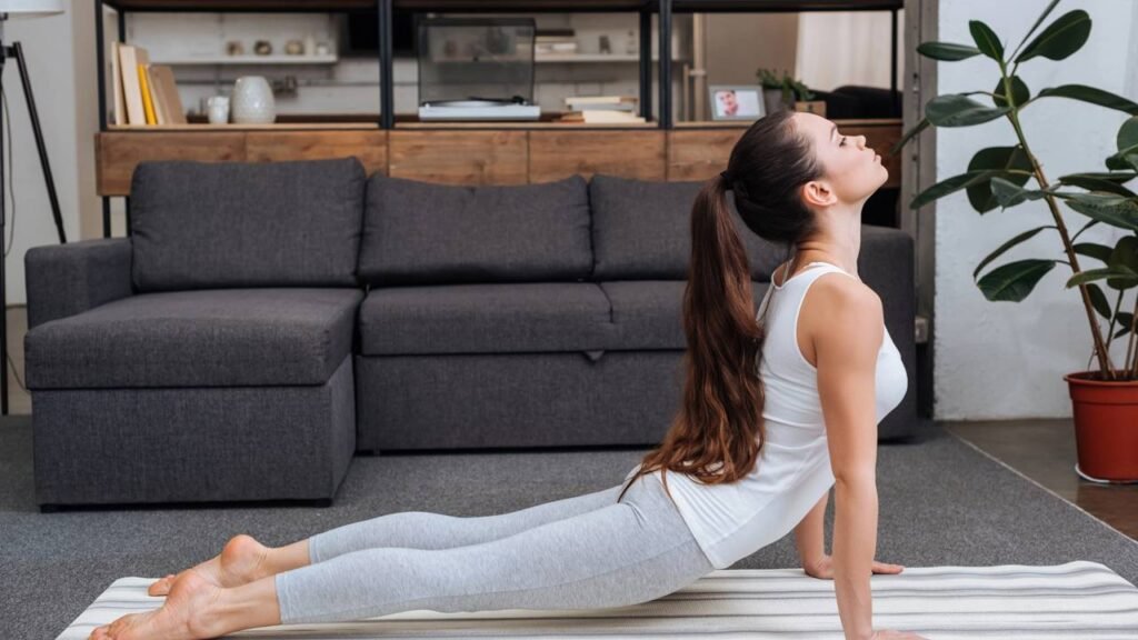 Como praticar yoga para corrigir a postura e fortalecer seu corpo de dentro para fora