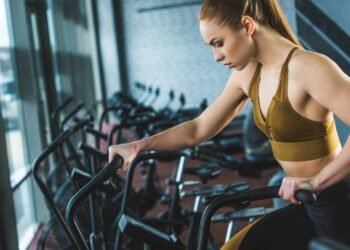 Treinar em jejum realmente ajuda a queimar gordura ou pode prejudicar sem desempenho