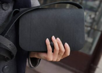 A bolsa mais desejada dos anos 2000 voltou e já domina as ruas com estilo