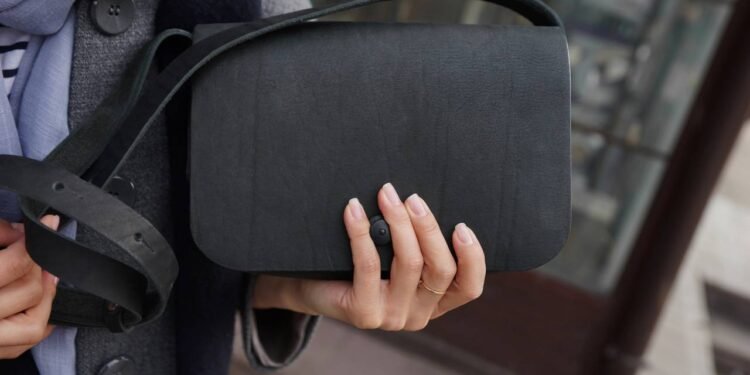 A bolsa mais desejada dos anos 2000 voltou e já domina as ruas com estilo