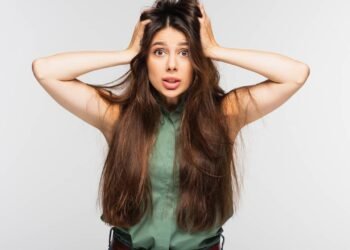 Seus cabelos vivem armados? O vilão pode estar no enxágue e não no produto
