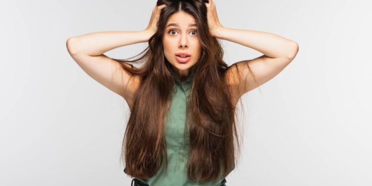 Seus cabelos vivem armados? O vilão pode estar no enxágue e não no produto