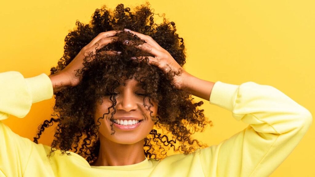 A combinação mais poderosa já usada para recuperar cachos ressecados