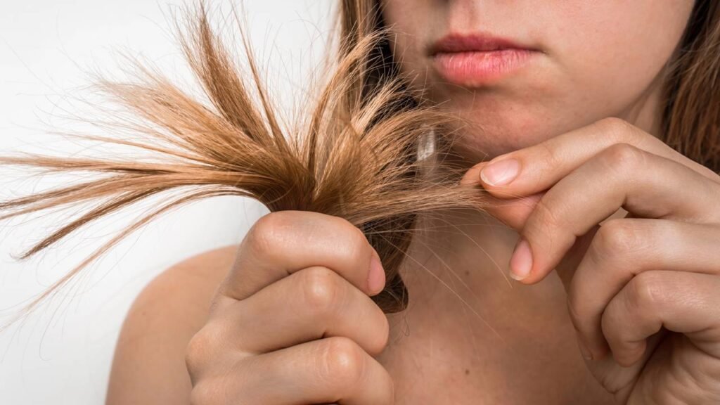 Você ainda esfrega o cabelo na toalha? Entenda por que isso destrói seus fios