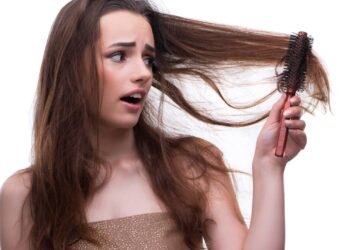 O que a água do mar faz na pele e no cabelo e como evitar danos