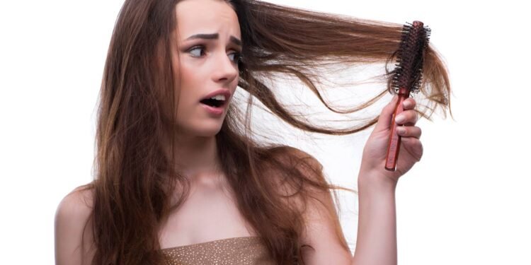 O que a água do mar faz na pele e no cabelo e como evitar danos