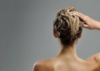 Nem mousse nem spray, a forma mais fácil de dar volume ao seu cabelo é essa